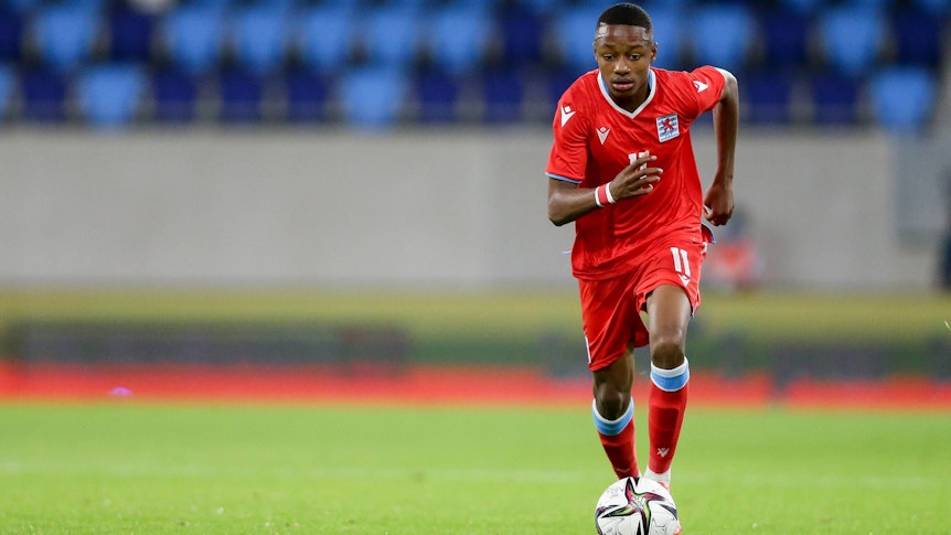 Gladbach-Talent Yvandro Borges Sanches, auf diesem Foto am 7. September 2021 zu sehen, ist erneut in der WM-Qualifikation für Luxemburg zum Einsatz gekommen und stand beim 3:1 in Aserbaidschan (11. November) in der Startelf. Borges Sanches führt den Ball am Fuß.