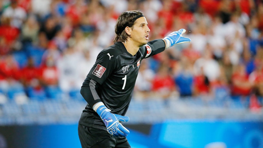 Yann Sommer, Torhüter von Fußball-Bundesligist Borussia Mönchengladbach, im WM-Qualifikationsduell mit der Schweiz gegen Europameister Italien am 5. September 2021 in Basel. Sommer zeigt mit seinem linken Arm etwas an.