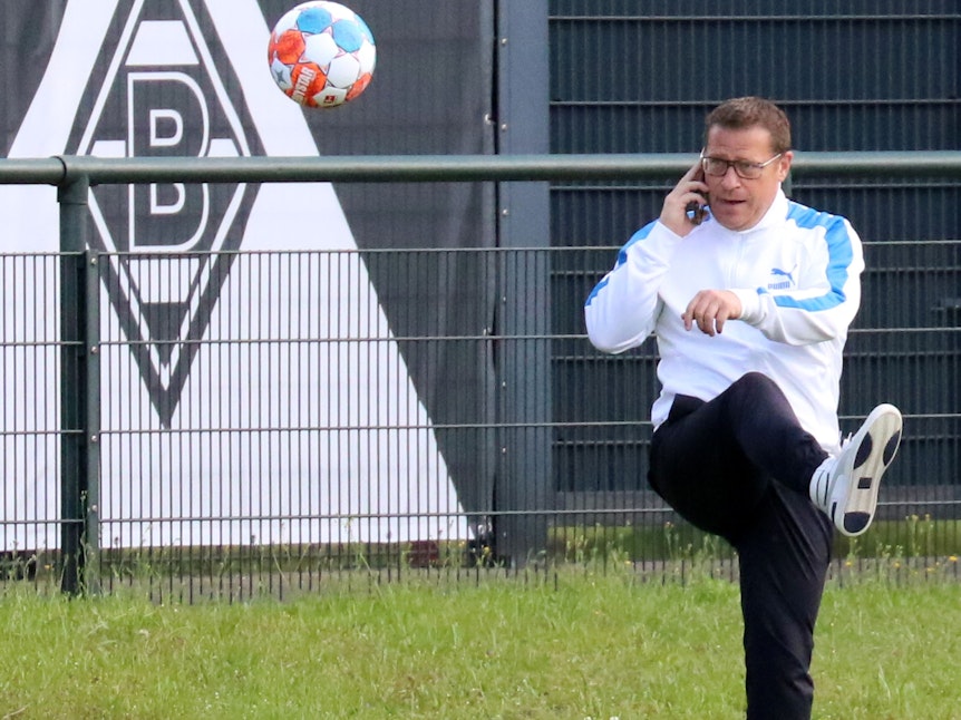 Zugleich am Ball und am Telefon: Max Eberl, Manager von Borussia Mönchengladbach. Dieses Foto stammt vom 6. Juli 2021.