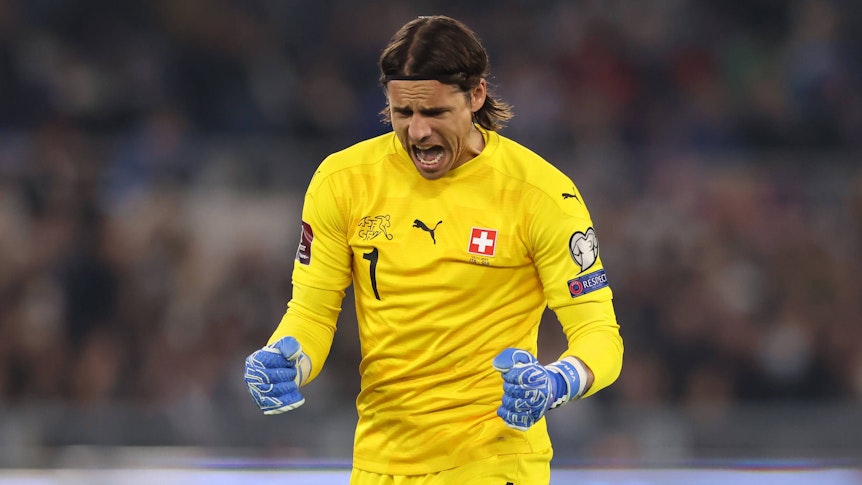 Yann Sommer, Torhüter von Borussia Mönchengladbach, im Trikot der Schweizer Nationalmannschaft während des WM-Qualifikations-Duells gegen Europameister Italien in Rom am 12. November 2021. Sommer ballt die Fäuste und schreit seine Freude heraus.