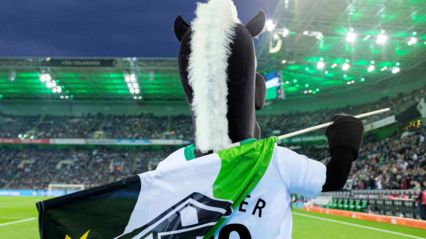 Jünter, das Maskottchen von Fußball-Bundesligist Borussia Mönchengladbach: Stolzer Blick nach vorne, die Fohlen-Fahne selbstbewusst auf den Schultern, tausende Fans in der Nordkurve hinter sich. Dieses Foto stammt vom 31. Oktober 2021.