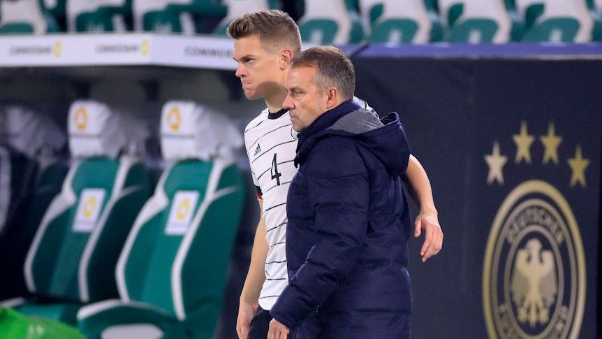 Gladbachs Nationalspieler Matthias Ginter (l.) an der Seite von Bundestrainer Hansi Flick (r.) am 11. November 2021 in Wolfsburg.