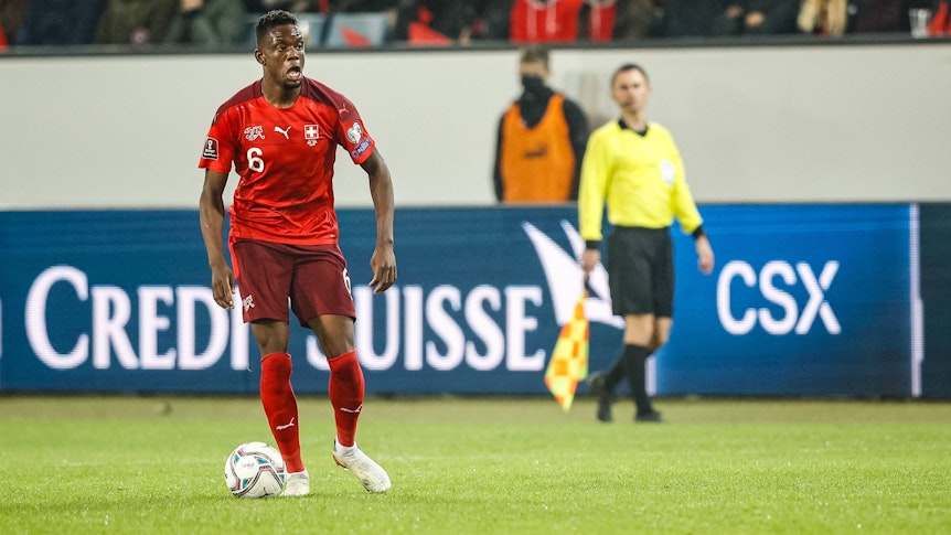 Denis Zakaria, Mittelfeldspieler von Fußball-Bundesligist Borussia Mönchengladbach, in Luzern im Einsatz für die Schweizer Nationalmannschaft. Dieses Foto stammt vom 15. November 2021. Zakaria führt den Ball am Fuß.