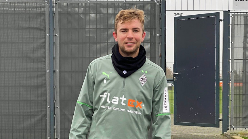 Mittelfeldspieler Christoph Kramer von Fußball-Bundesligist Borussia Mönchengladbach. Auf diesem Foto ist der Weltmeister am 16. November 2021 im Borussia-Park zu sehen. Kramer hat soeben das Trainingsgelände verlassen.