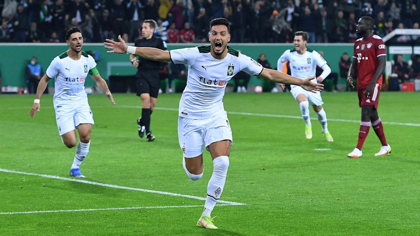 Ramy Bensebaini jubelt am 27. Oktober 2021 über seinen Treffer zum 2:0 für Borussia Mönchengladbach im DFB-Pokalspiel gegen den FC Bayern. Bensebaini läuft mit ausgebreiteten Armen und schreit seine Freude heraus.