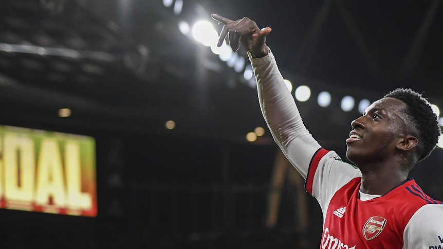 Eddie Nketiah, Stürmer von Arsenal London, jubelt über seinen Treffer am 26. Oktober 2021 im EFL-Cup gegen Leeds United im Emirates Stadium. Nketiah hebt den rechten Arm und macht eine lässige Geste.