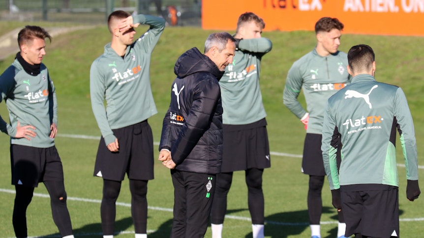 Adi Hütter, Trainer von Borussia Mönchengladbach, hier bei einer Trainingseinheit der Gladbacher am 9. November 2021,l hat aktuell einige Verletzte zu beklagen. Aus diesem Grund könnten am Samstag aus Spieler aus der U23 der Fohlen im Kader stehen.