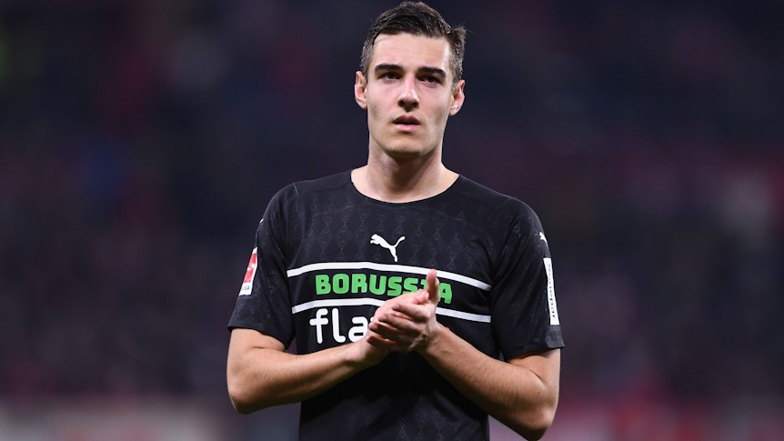 Florian Neuhaus von Borussia Mönchengladbach klatscht nach dem Bundesliga-Spiel bei Mainz 05 in die Hände und stellt sich den mitgereisten Fans.