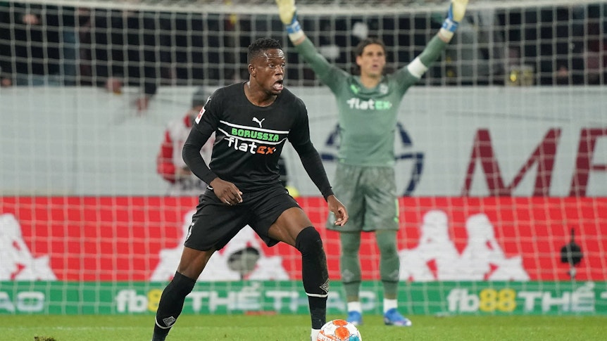 Denis Zakaria von Fußball-Bundeligist Borussia Mönchengladbach. Auf diesem Foto ist der Mittelfeldspieler am 5. November 2021 im Duell bei Mainz 05 zu sehen. Zakaria führt den Ball am rechten Fuß.