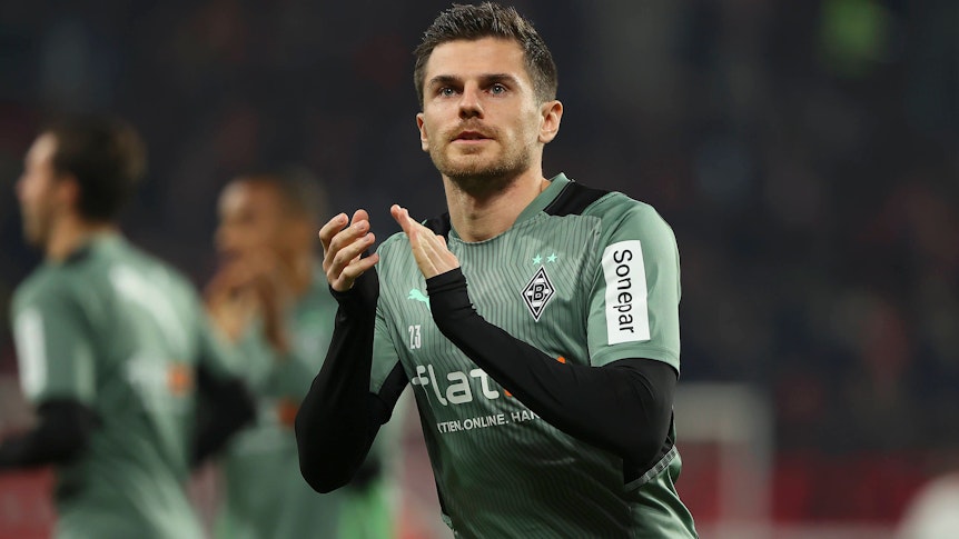 Jonas Hofmann von Borussia Mönchengladbach applaudiert am 5. November 2021 in Mainz den mitgereisten Gladbach-Fans nach der Partie.