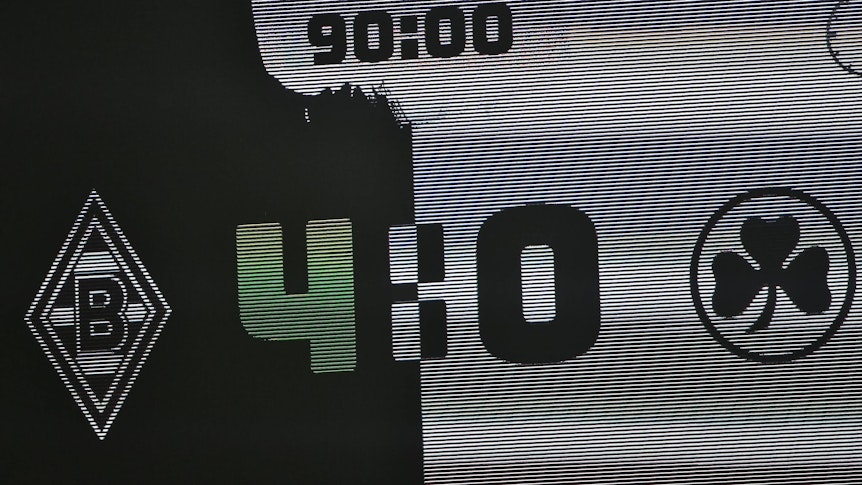 Die Anzeigetafel im Borussia-Park zeigt am 20. November 2021 das Endergebnis an: Borussia Mönchengladbach besiegt Greuther Fürth mit 4:0.