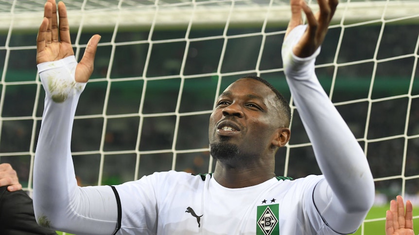Marcus Thuram von Borussia Mönchengladbach feiert mit den VfL-Fans in der Nordkurve des Borussia-Park nach dem 5:0-Sieg im DFB-Pokal gegen Bayern am 27. Oktober 2021.