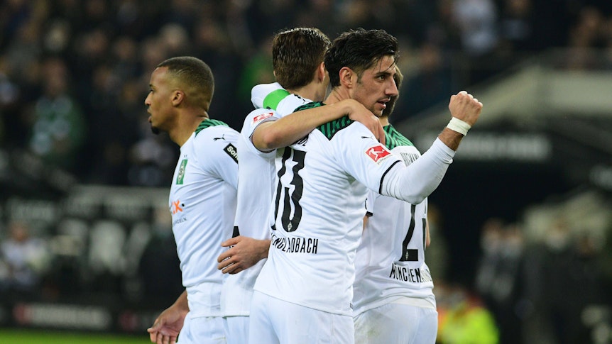 Lars Stindl ballt die Faust und umarmt seine Mitspieler im Spiel von Borussia Mönchengladbach gegen Greuther Fürth am 20. November 2021.