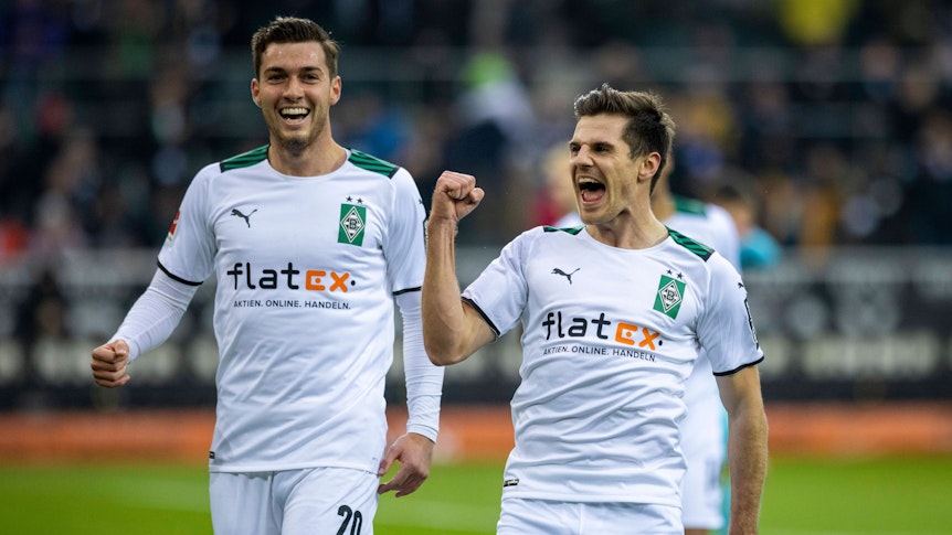 Jonas Hofmann (r.) von Fußball-Bundesligist Borussia Mönchengladbach jubelt, Team-Kollege Joe Scally (l.) freut sich mit. Die Fohlen-Elf siegt am Samstag (20.November 2021) im heimischen Borussia-Park gegen Greuther Fürth. Hofmann ballt die Faust.