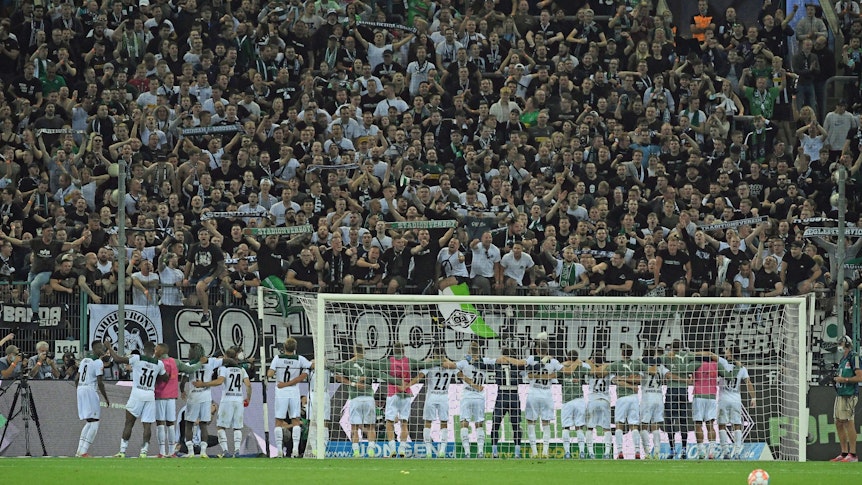Die Profis von Fußball-Bundesligist Borussia Mönchengladbach feiern gemeinsam mit den Fohlen-Fans in der Nordkurve. Dieses Foto aus dem Borussia-Park stammt vom 25. September 2019. Die Spieler stehen gemeinsam vor den Ultras.