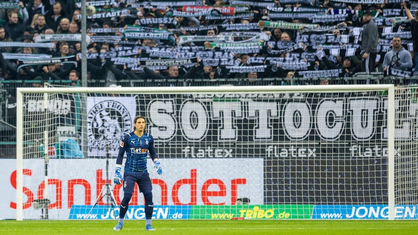 Keeper Yann Sommer von Fußball-Bundesligist Borussia Mönchengladbach. Auf diesem Foto ist der Schweizer Nationalspieler am 20. November 2021 im Borussia-Park, vor den Fans in der Nordkurve stehend, zu sehen. Sommer schaut auf das Spielfeld.