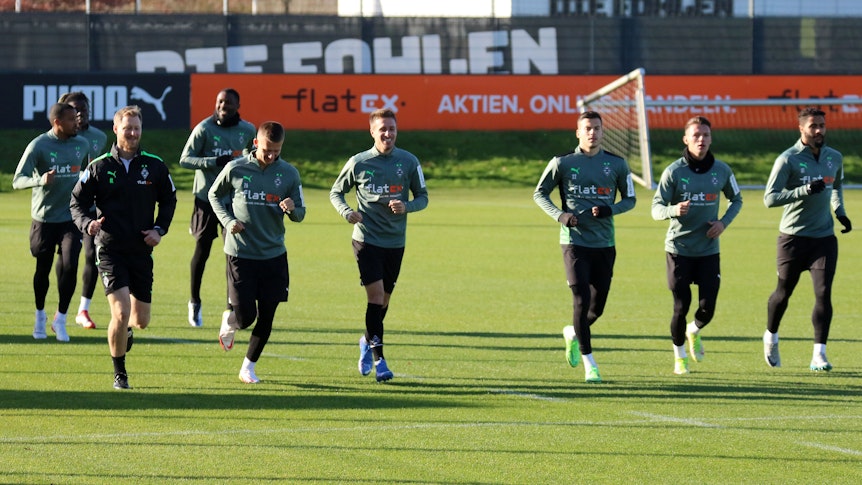 Ein Teil des Teams von Borussia Mönchengladbach läuft in zwei Reihen beim Training auf dem Gelände des Borussia-Parks am 9. November 2021.