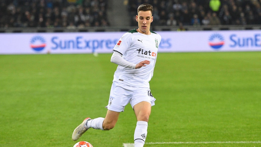 Conor Noß, hier am 20. November 2021, spielt den Ball im Duell von Borussia Mönchengladbach gegen Greuther Fürth im heimischen Borussia-Park.
