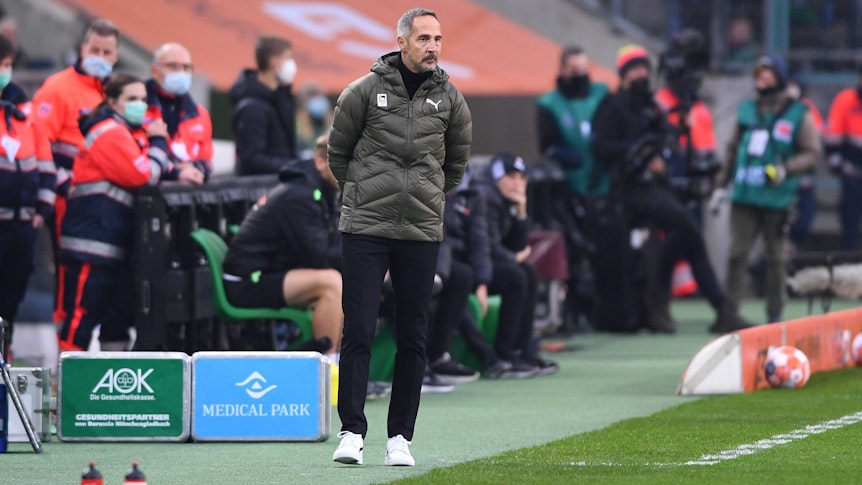 Adi Hütter, Cheftrainer von Fußball-Bundesligist Borussia Mönchengladbach, am 20. November 2021 im Borussia-Park. Hütter steht an der Seitenlinie des Spielfeldes.