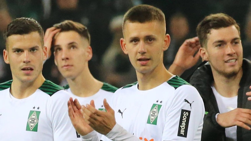 Torben Müsel (2.v.r.) von Borussia Mönchengladbach ist während des 4:0-Sieges (20. November 2021) gegen Greuther Fürth bei einem Bundesliga-Spiel erstmals im Borussia-Park zum Einsatz gekommen. Müsel klatscht in die Hände.