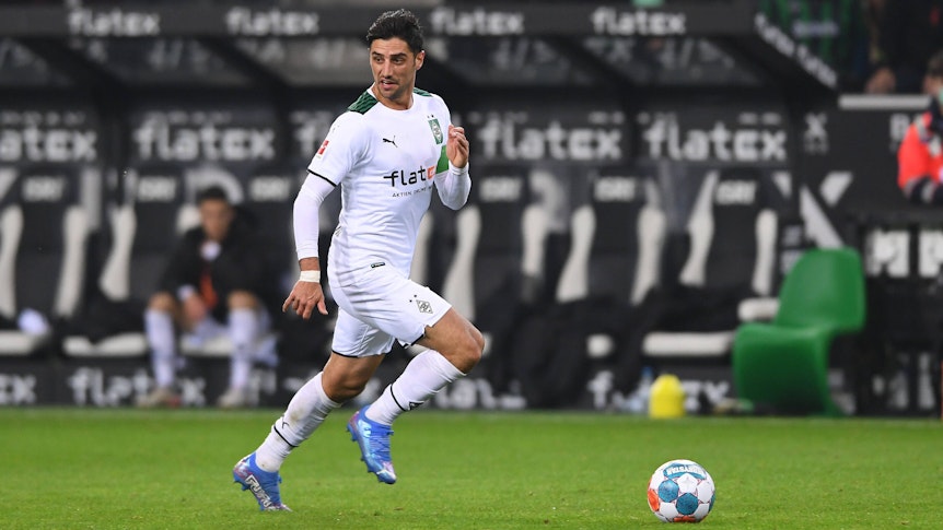 Lars Stindl von Borussia Mönchengladbach, läuft am 20. November 2021 mit dem Ball über den Platz.