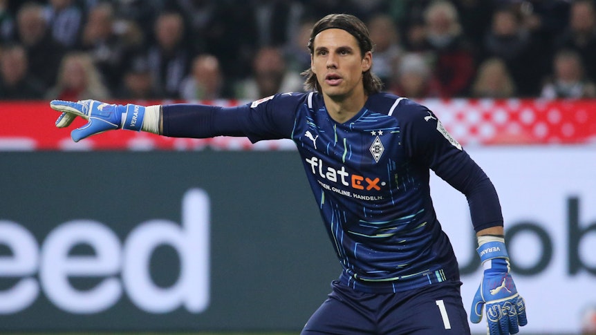 Yann Sommer, Torwart von Borussia Mönchengladbach, mit konzentriertem Blick und ausgestrecktem Arm im Bundesligaspiel seines Team gegen Greuther Fürth am 20. November 2021.