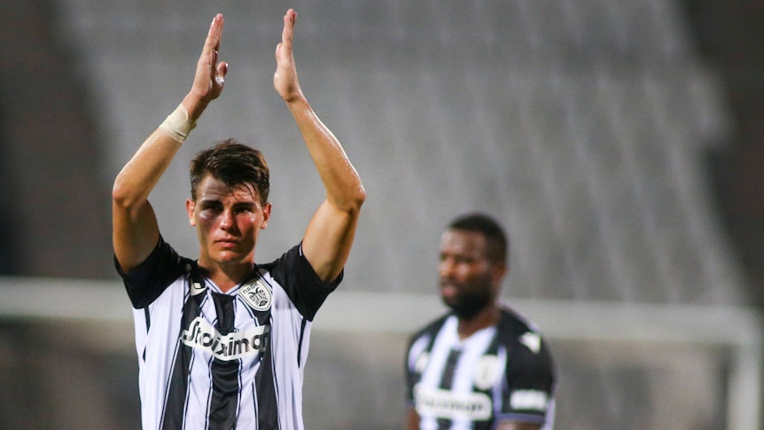 Angreifer Giorgos Koutsias (l.) vom griechischen Erstligisten PAOK Saloniki. Auf diesem Foto ist der 17-Jährige am 19. August 2021 zu sehen. Koutsias hat die Arme über dem Kopf und klatscht in die Hände.