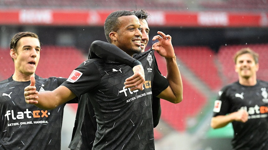 Gladbach-Stürmer Alassane Plea bejubelt ein Tor im Derby beim 1. FC Köln. Dieses Foto stammt vom 3. Oktober 2020. Plea jubelt gemeinsam mit Lars Stindl, Florian Neuhaus, im Hintergrund ist noch Jonas Hofmann zu sehen.