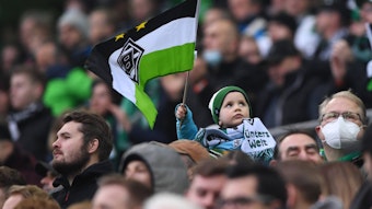 Fans und Zuschauer im Borussia-Park. Dieses Foto stammt vom 20. November 2021 und ist während des Bundesligaspiels von Borussia Mönchengladbach gegen Greuther Fürth entstanden. Ein Kind schwenkt eine Borussia-Fahne.
