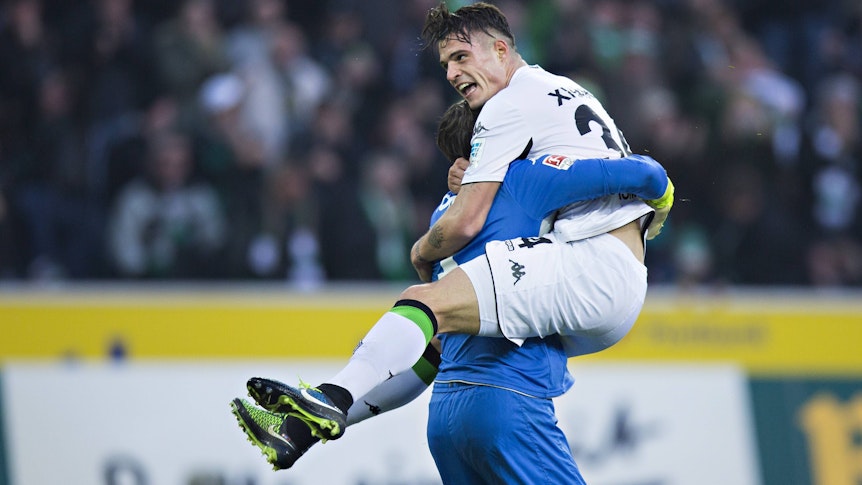 Granit Xhaka (r.) springt am 14. Februar 2015 seinem Schweizer Landsmann und Torhüter Yann Sommer in die Arme. Kurz zuvor hatte Xhaka, der mittlerweile bei Arsenal London unter Vertrag steht, im Borussia-Park das Derby-Siegtor für Borussia Mönchengladbach gegen Köln erzielt. Xhaka schreit seine Freude heraus.
