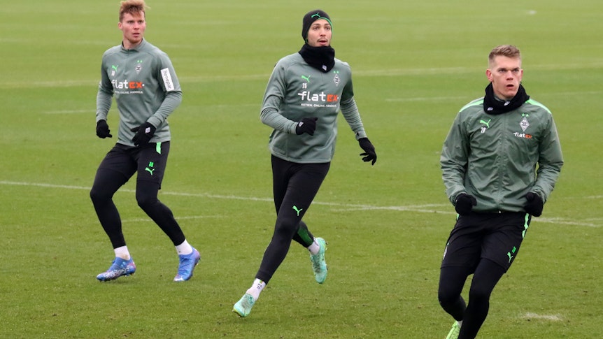 Nico Elvedi (l.) von Borussia Mönchengladbach mit Ramy Bensebaini (Mitte) und Matthias Ginter bei einer Trainingseinheit am 25. November 2021 im Borussia-Park.