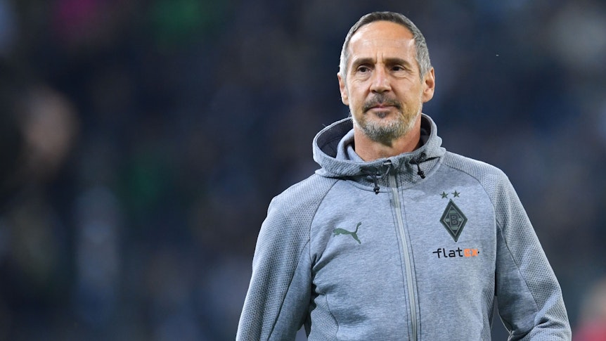 Adi Hütter, Trainer von Fußball-Bundesligist Borussia Mönchengladbach. Auf diesem Foto ist der Österreicher am 27. Oktober 2021 im Borussia-Park zu sehen. Hütter blickt nach vorne.
