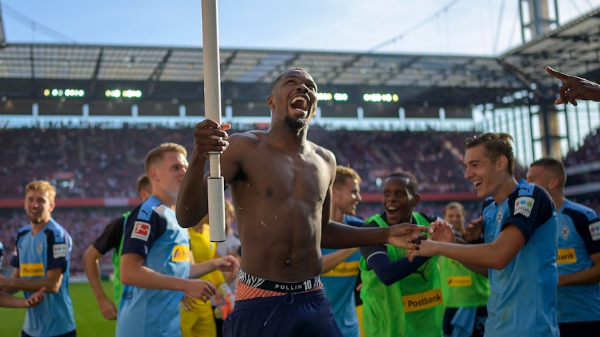 Schlussjubel von Borussia Mönchengladbach vor den mitgereisten Fans: Marcus THURAM (vorne) sein Trikot über die Eckfahne gezogen.