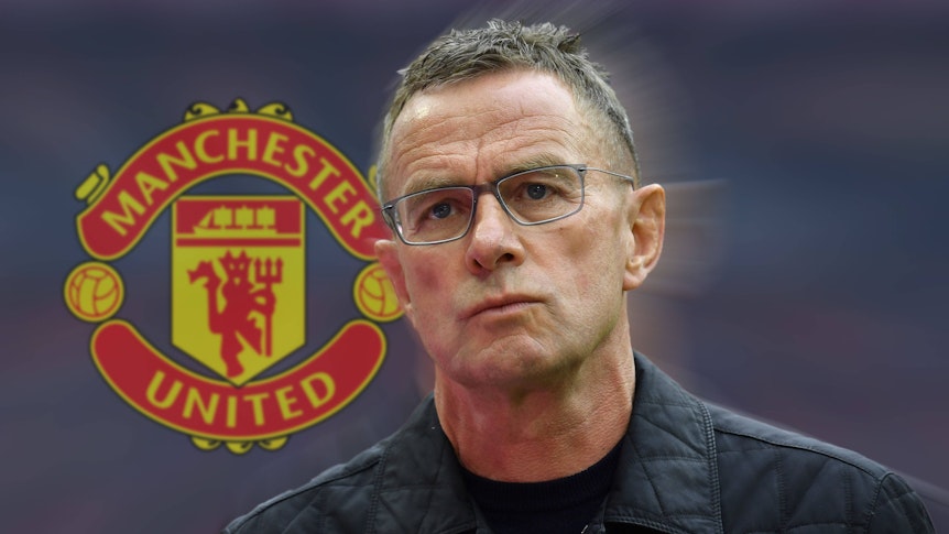 Ralf Rangnick soll neuer Trainer beim Premier-League-Klub Manchester United werden. Diese Aufnahme des 63-Jährigen, der in seiner Jugendzeit Fan von Borussia Mönchengladbach gewesen ist, ist eine Fotomontage. Im Hintergrund ist das Vereinswappen von Manchester United zu sehen.