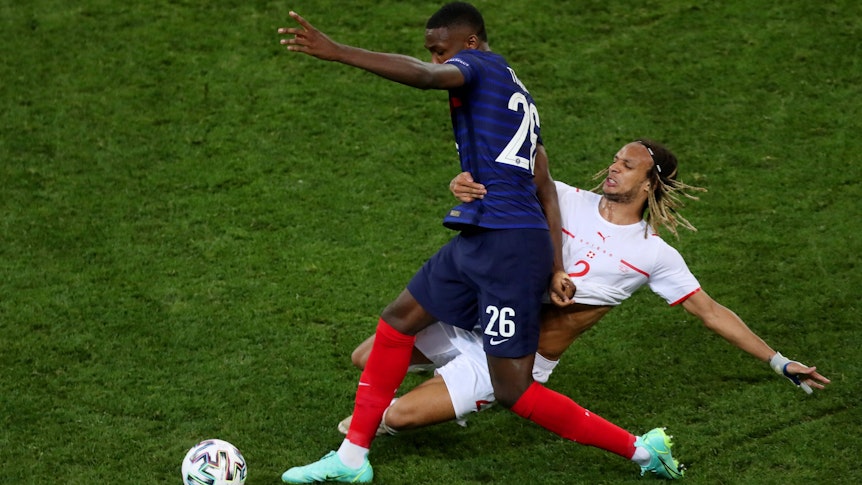 Gladbachs Stürmer Marcus Thuram im Zweikampf mit Kevin Mbabu im EM-Achtelfinale zwischen Frankreich und der Schweiz am 28. Juni 2021 in Bukarest.