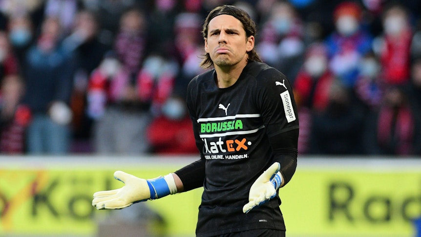 Gladbach-Keeper Yann Sommer schaut beim Derby am 27. November 2021 ratlos.