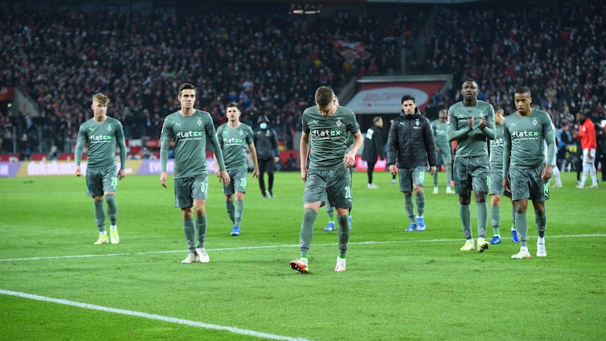 Hängende Köpfe beim Team von Borussia Mönchengladbach, die am 27. November 2021 1:4 beim 1. FC Köln verloren haben.