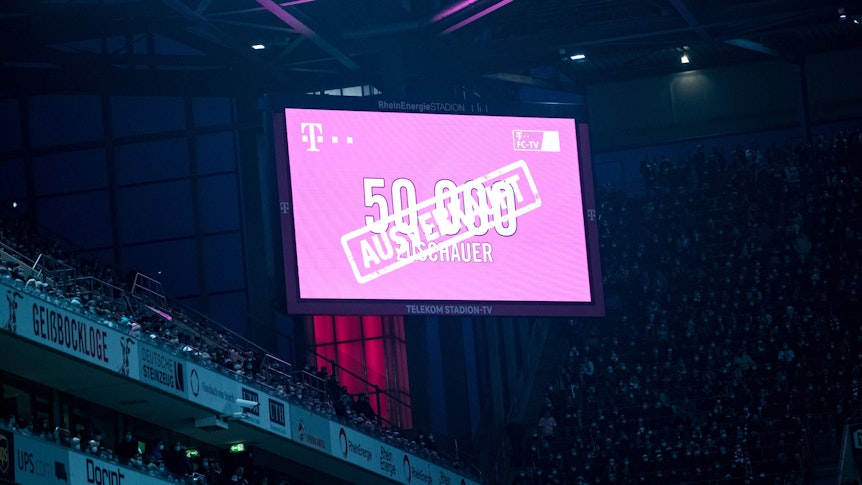 Die Anzeigetafel im Kölner Stadion zeigt am 27. November 2021 50.000 Zuschauer beim Derby gegen Borussia Mönchengladbach an. Die Partie war trotz steigender Corona-Zahlen vor ausverkauften Rängen ausgetragen worden.