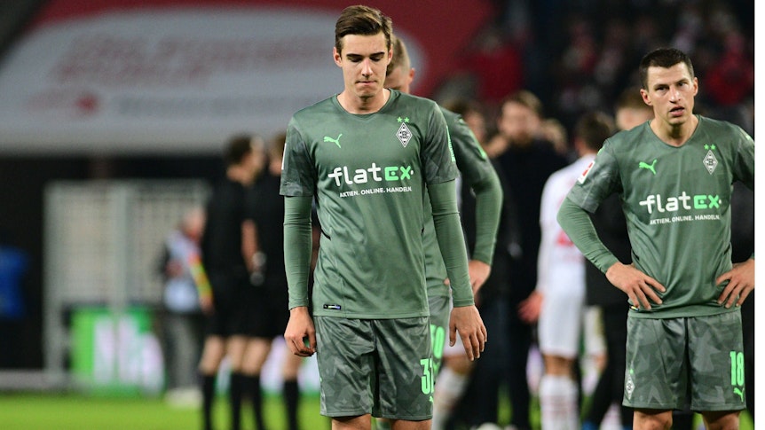 Enttäuschte Gesichter bei Borussia Mönchengladbach: Florian Neuhaus (l.) und Stefan Lainer (r.) verlassen nach der 1:4-Niederlage beim 1. Fc Köln am 28. November 2021 den Platz.