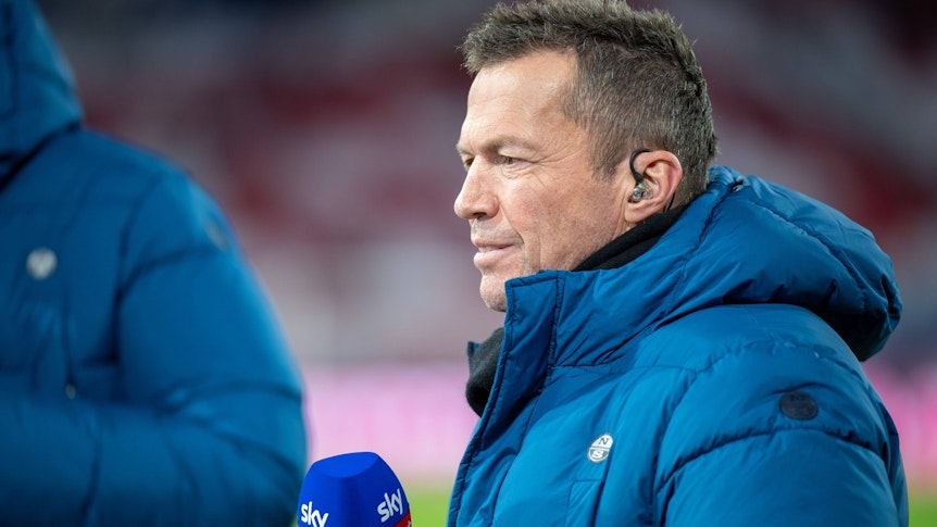 Sky-Experte Lothar Matthäus. Auf diesem Foto ist der Weltmeister und Weltfußballer am 27. November 2021 in der Münchner Arena zu sehen. Matthäus hält ein Mikrofon in der Hand.