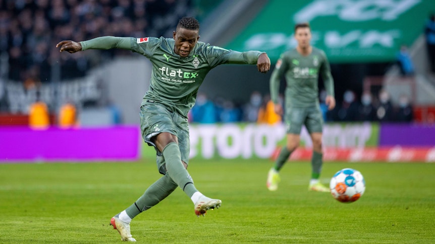 Denis Zakaria von Borussia Mönchengladbach schießt am 27. November 2021 im Derby gegen den 1. FC Köln den Ball.
