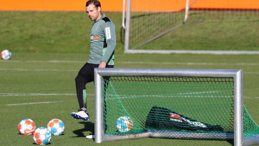 Tony Jantschke von Borussia Mönchengladbach schießt beim individuellen Training am 9. November den Ball.