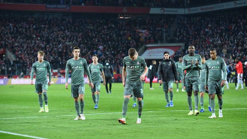 Spieler von Fußball-Bundesligist Borussia Mönchengladbach nach der Derby-Niederlage (1:4) beim 1. FC Köln. Dieses Foto aus dem Kölner Stadion stammt vom 27. November 2021. Neuhaus, Ginter, Thuram, Plea, Stindl und Co schreiten zur Gästekurve.