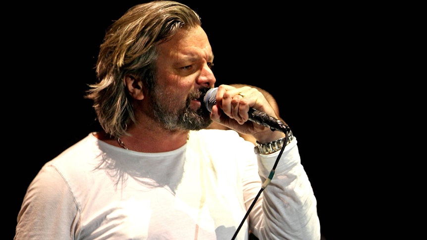 Sänger Hennig Wehland hält während eines Konzertes als Support von Sarah Connor im Rahmen ihrer Muttersprache-Tour 2017 am 15.03.2017 vor 6.000 Fans in der Arena Leipzig das Mikrofon und singt.