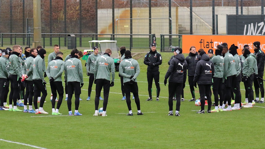 Die Profis von Borussia Mönchengladbach bei einer Trainingseinheit im Borussia-Park am 3. Dezember 2021. Trainer Adi Hütter spricht zu den Spielern.