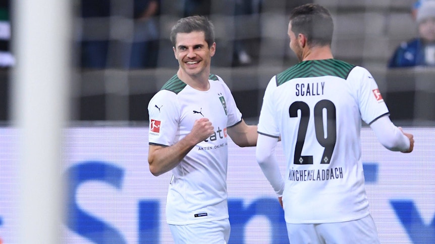 DFB-Nationalspieler Jonas Hofmann von Borussia Mönchengladbach. Auf diesem Bild ist der Offensiv-Akteur im Bundesliga-Duell am 20. November 2021 gegen Greuther Fürth im Borussia-Park zu sehen. Hofmann ballt die Faust.