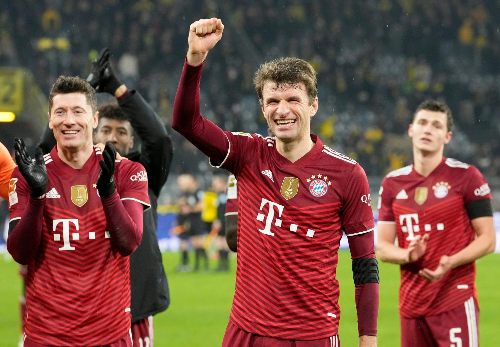 Bayerns Robert Lewandowski und Thomas Müller feiern mit den Fans.