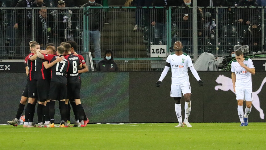 Historisches Debakel für Borussia Mönchengladbach. Am Sonntagabend (5. Dezember 2021) verlor das Team von Trainer Adi Hütter 0:6 gegen den SC Freiburg.