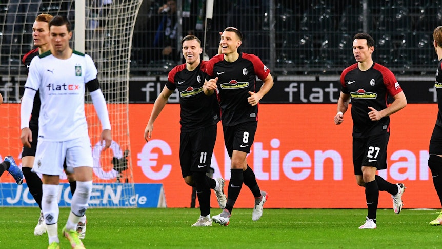 Borussia Mönchengladbach hat am Sonntag (5. Dezember 2021) in heimischer Arena gegen den SC Freiburg mit 0:6 verloren. In dieser Szene bejubeln die Gäste einen Treffer.