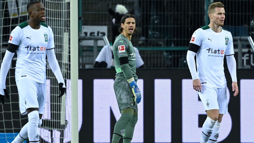 Die Gladbach-Spieler Denis Zakaria, Yann Sommer und Nico Elvedi (von links) sind ratlos nach der 0:6-Pleite am Sonntagabend (5. Dezember 2021) in der Bundesliga gegen den SC Freiburg. Denis Zakaria, Yann Sommer und Nico Elvedi trotten enttäuscht über den Platz.